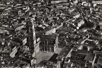 Lecce dall'aereo -Duomo e Campanile