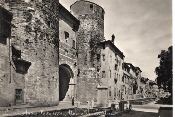 Lucca - Antica Porta delle Mura e Via del Fosso