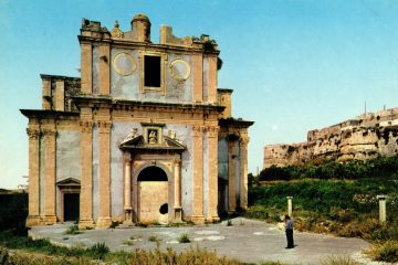 Milazzo - antico duomo e scorcio castello