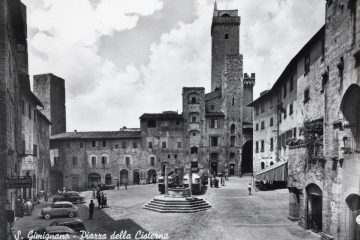 San Gimignano - Piazza della Cisterna (1)