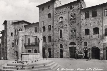 San Gimignano - Piazza della Cisterna (2)